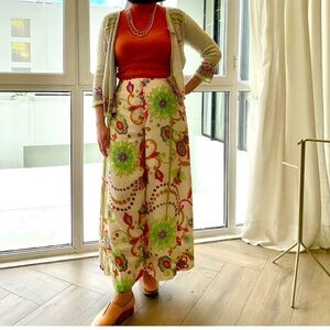 Vintage palazzo pants. Print on off white back ground. Size 4/6, small